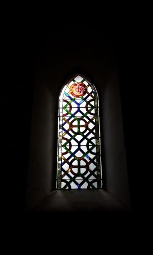 Bleiverglastes Kirchenfenster mit bunten Ornamenten