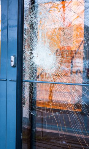 Glastür mit gesprungener Scheibe