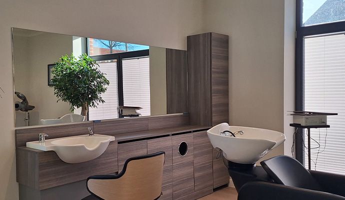 Breiter Spiegel in Friseursalon